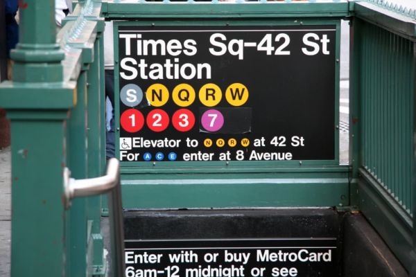 New York, mamma scivola dalle scale della metro e muore. Solo un quarto delle stazioni ha gli ascensori