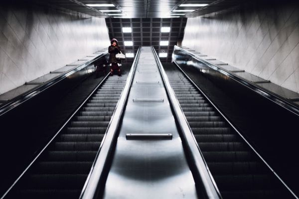 Milano, fermata della metro Verde Loreto: si rompe un gradino della scala mobile.